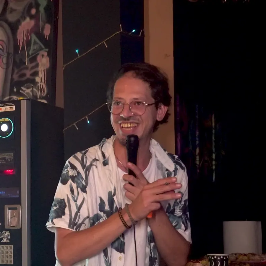 Pipo Marquetti, MC de Infumables, sonriendo al público